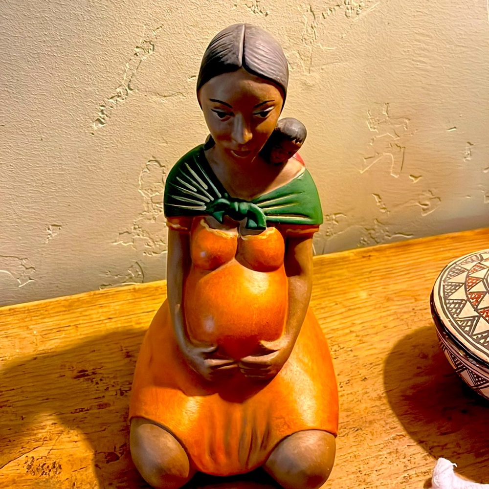 Accent piece Expecting Mother with Child